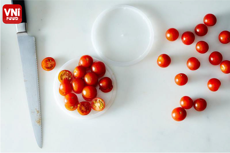 Cut-cherry-tomatoes-in-half11