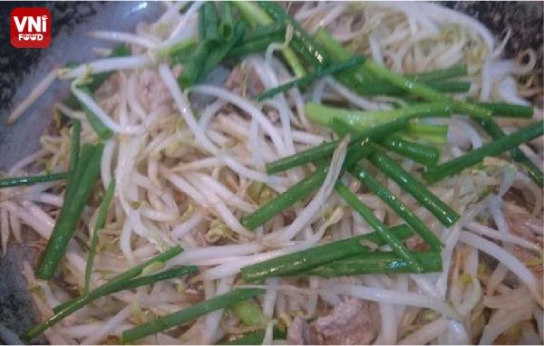 STIR-FRIED-BEEF-WITH-BEAN-SPROUTS-0