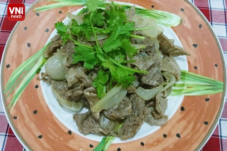 STIR-FRIED BEEF WITH ONIONS
