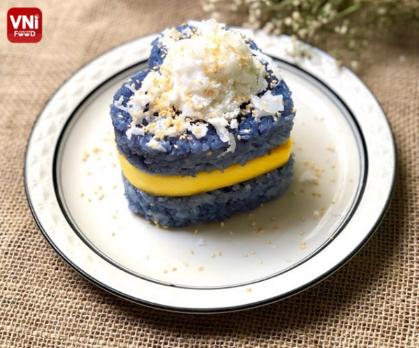 BUTTERFLY PEA STICKY RICE WITH MANGO