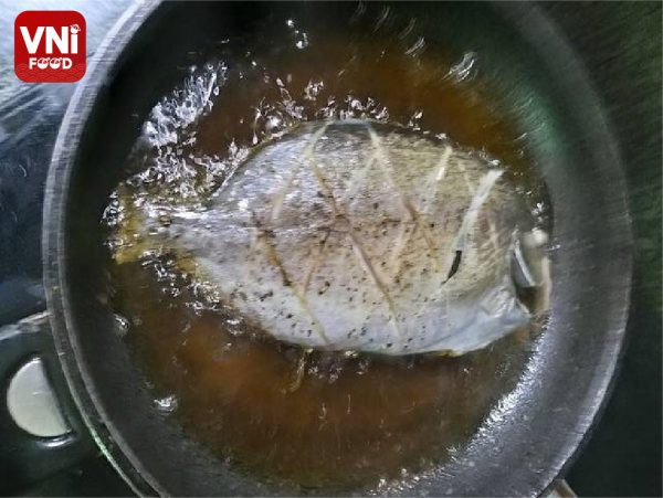 FRIED-POMFRET-WITH-MANGO-AND-FISH-SAUCE-06