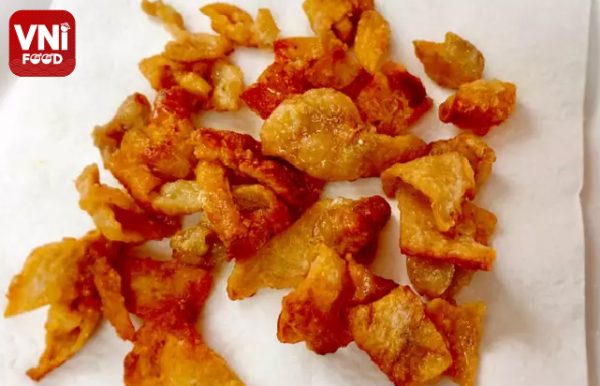 CRISPY-FRIED-CHICKEN-SKIN-WITH-SPICY-SAUCE-01