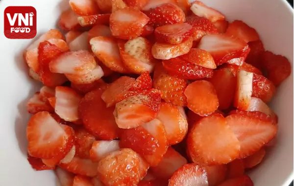 STRAWBERRY-CHIA-SEED-SYRUP-01