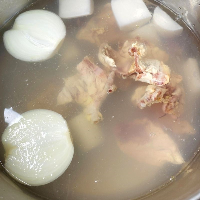 banh canh tom thit cook the broth