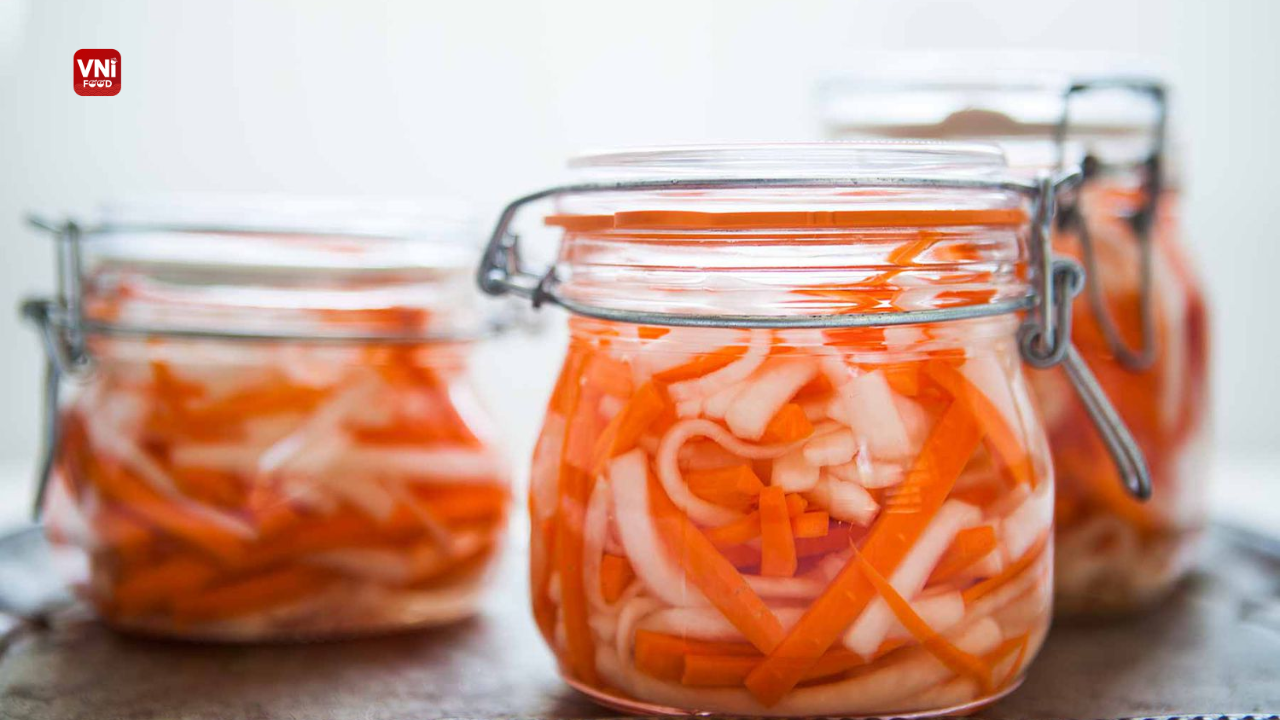 Vietnamese Pickled Carrots and Daikon (Do chua)