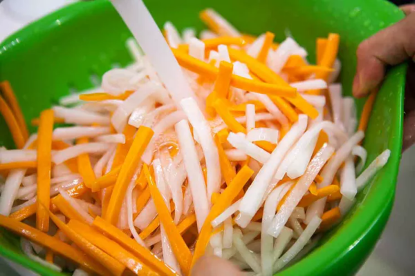 Vietnamese Pickled Carrots and Daikon - vnifood